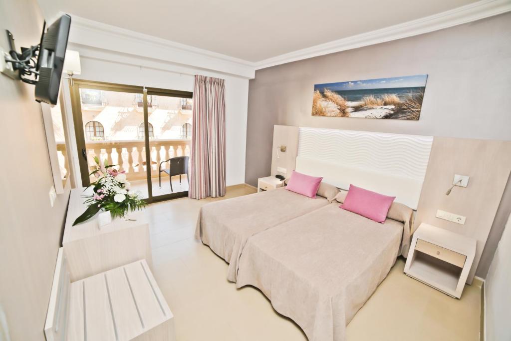 A bed or beds in a room at Hotel Baviera