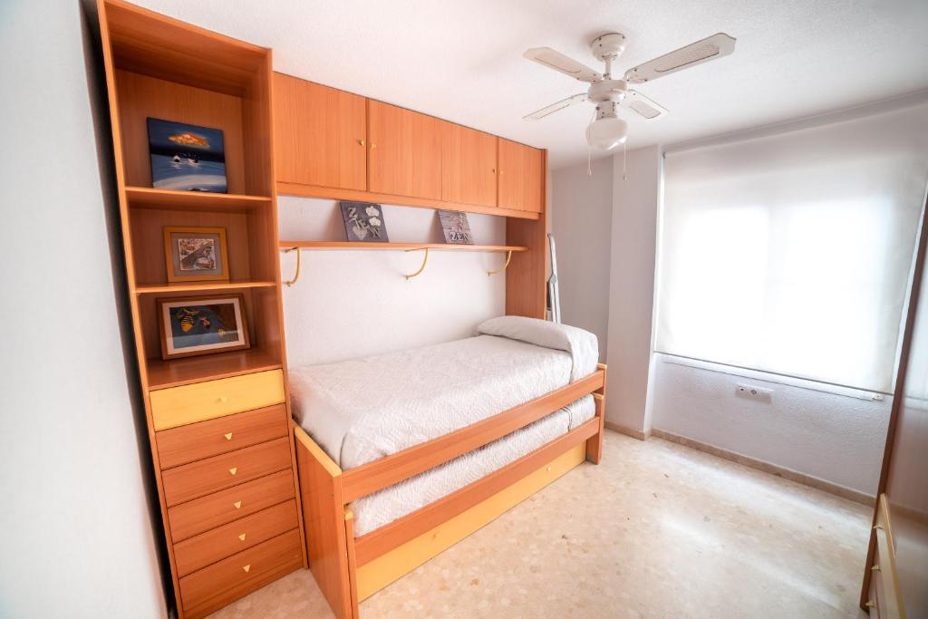Postel nebo postele na pokoji v ubytování Apartamento con piscina y terraza a 50 metros de la playa
