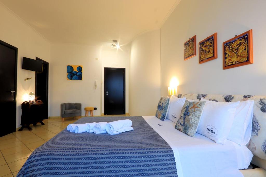Postel nebo postele na pokoji v ubytování Due Relais - Panoramic Sea View Suites