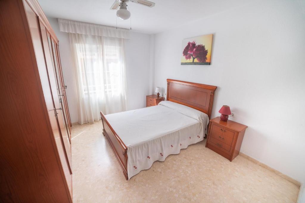 Postel nebo postele na pokoji v ubytování Apartamento con piscina y terraza a 50 metros de la playa
