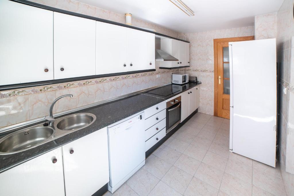 Kuchyň nebo kuchyňský kout v ubytování Apartamento con piscina y terraza a 50 metros de la playa