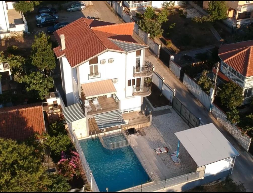 een uitzicht op een huis met een zwembad bij Villa Bojana in Utjeha
