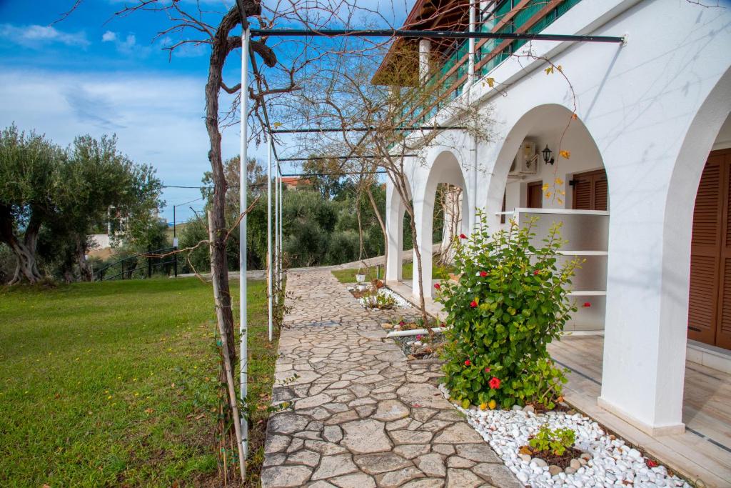 A garden outside Eleonas Holiday Home Apartment
