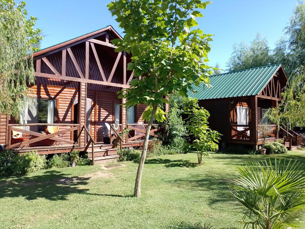 a log cabin with a yard in front of it at Cabañas Iremía in Uribelarrea