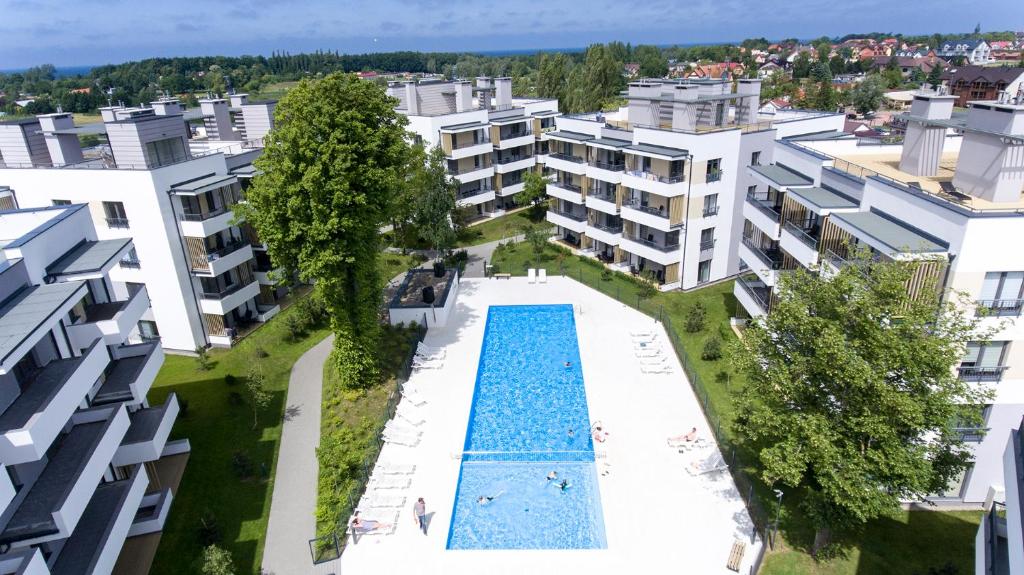 uma vista aérea de um complexo de apartamentos com uma piscina em SandLand - Rezydencja Ustronie Morskie - Apartamenty em Ustronie Morskie