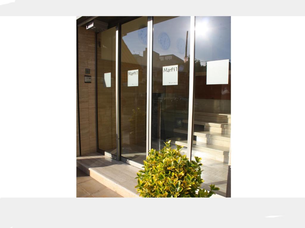 ein Gebäude mit einer Pflanze vor einem Fenster in der Unterkunft Hotel Marfil in Sant Antoni de Portmany