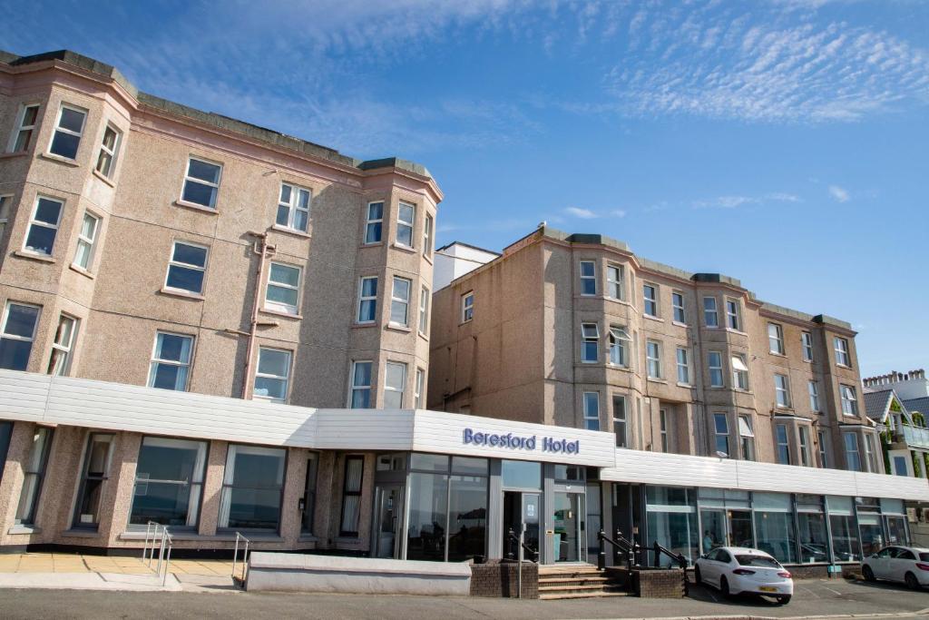 un gran edificio de ladrillo con un coche aparcado delante de él en The Beresford Hotel, en Newquay