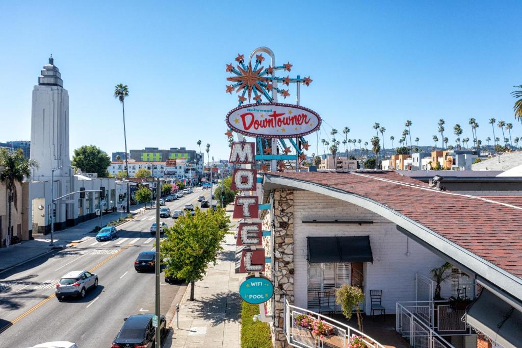 un panneau indiquant un restaurant dans une rue de la ville dans l'établissement Hollywood Downtowner Inn, à Los Angeles