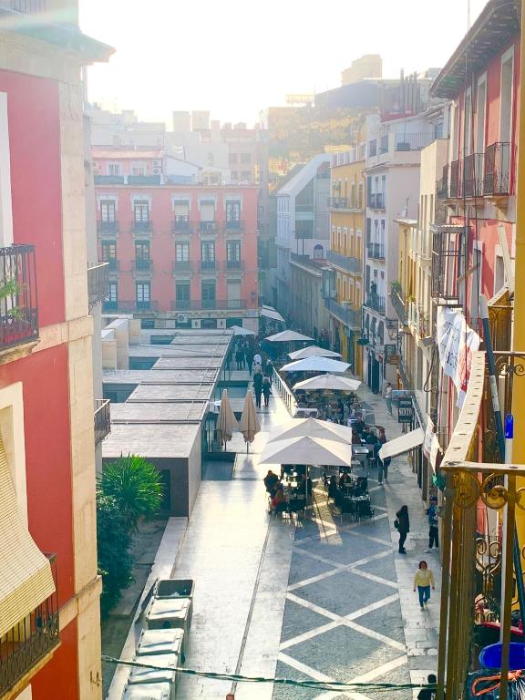 Nespecifikovaný výhled na destinaci Alicante nebo výhled na město při pohledu z apartmánu