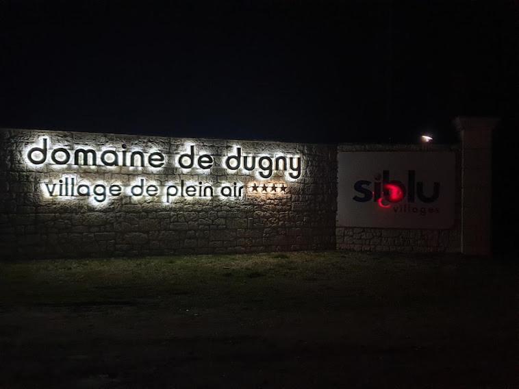 a sign on the side of a brick wall at night at MobileHome **** Zoo-Beauval, Châteaux de la Loire in Onzain
