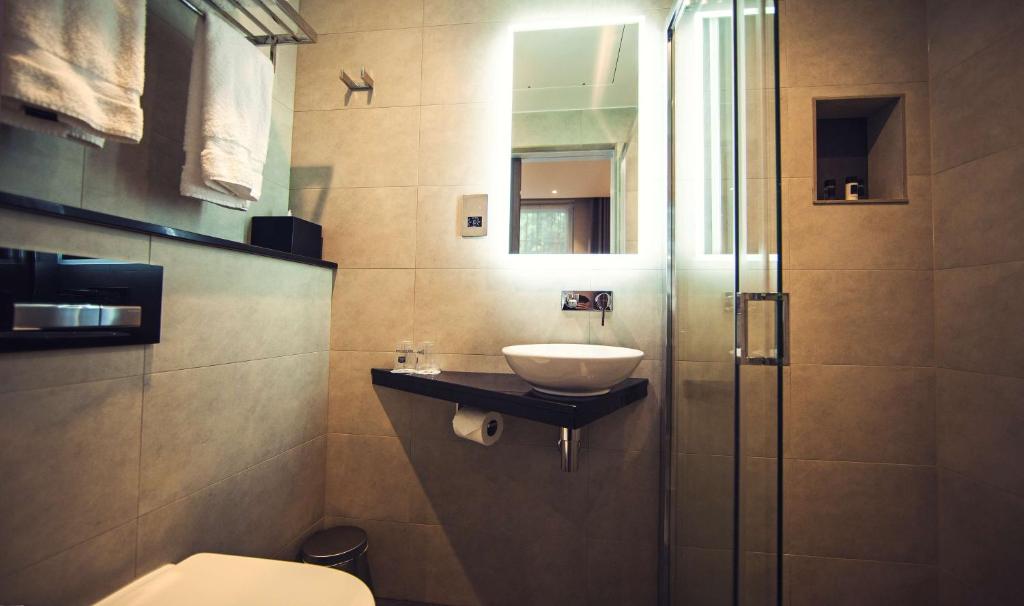 Uma casa de banho em Best Western Plus Delmere Hotel