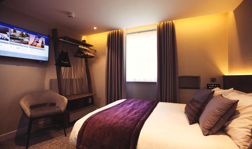 Uma cama ou camas num quarto em Best Western Plus Delmere Hotel