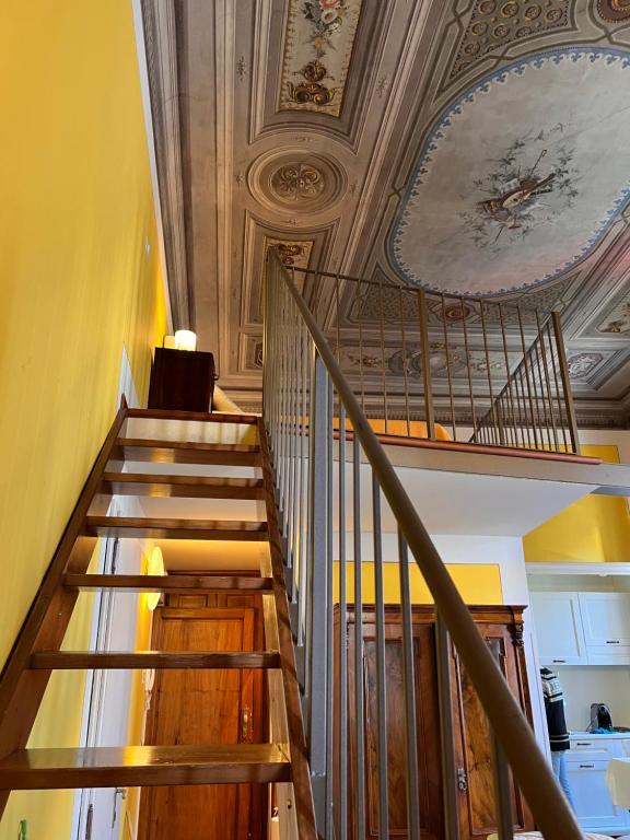 una escalera en un edificio con techo en Al Giglio Bottonato, en Florencia