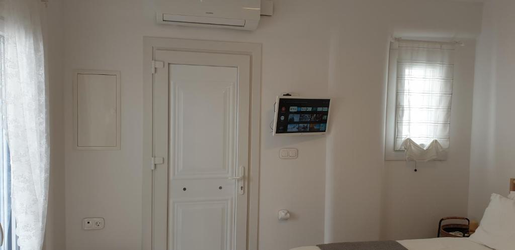 TV a/nebo společenská místnost v ubytování La Playa Studio Mykonos