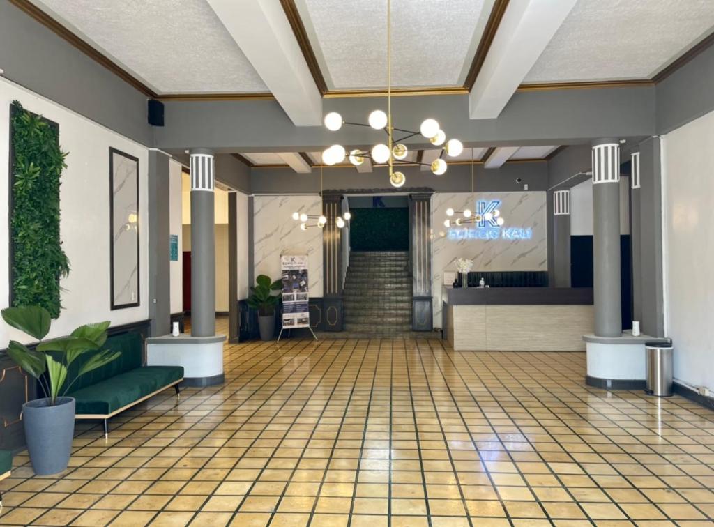 a lobby of a hospital with a waiting room at Edificio Kali Hotel in Santa Ana