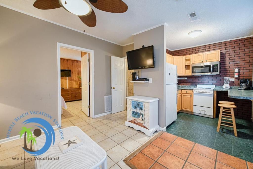 Кухня або міні-кухня у Cg Beach Bungalow #2