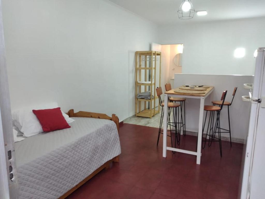 um quarto com uma cama, uma mesa e cadeiras em Moroty em Posadas