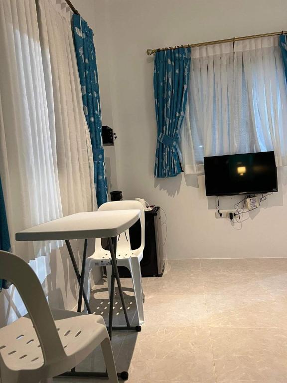 TV a/nebo společenská místnost v ubytování Alona WhiteHouses Resort