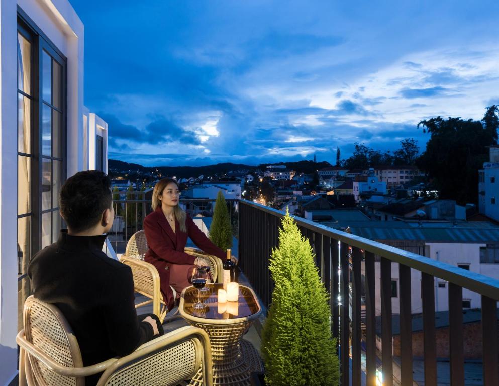 Balkón nebo terasa v ubytování ARTIS Hotel Da Lat