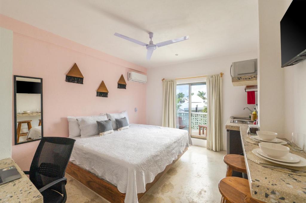 um quarto com uma cama e uma mesa com cadeiras em Casa Ikal em Cancún