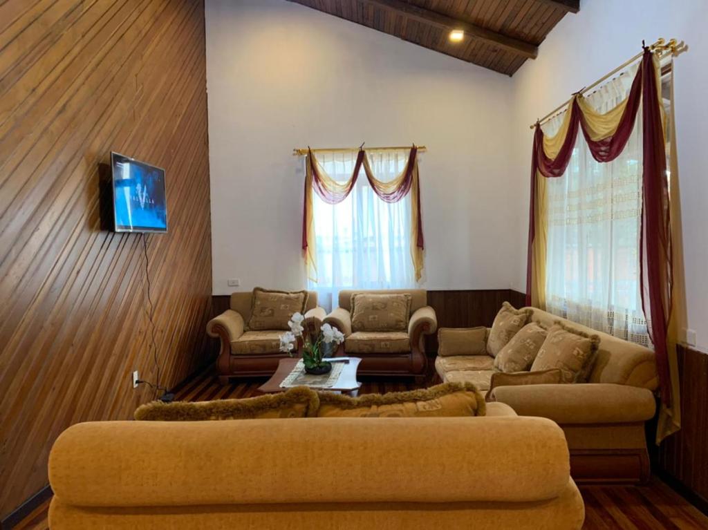 sala de estar con sofá y mesa en MY HOUSE IN MACAS, en Macas