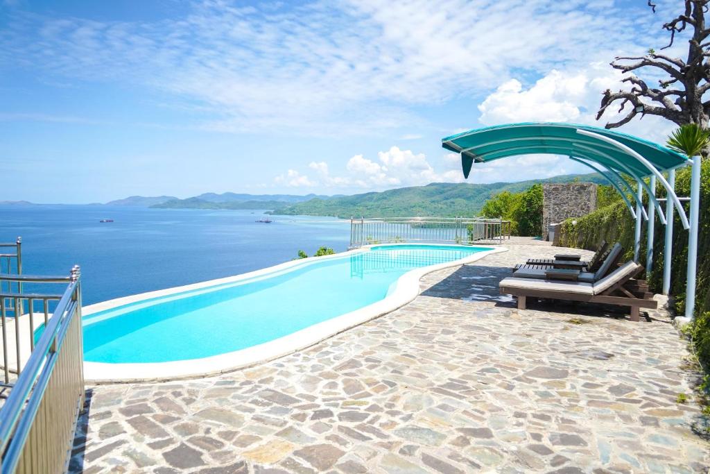 una piscina con vista sull'acqua di Theodor at Labuan Bajo a Labuan Bajo