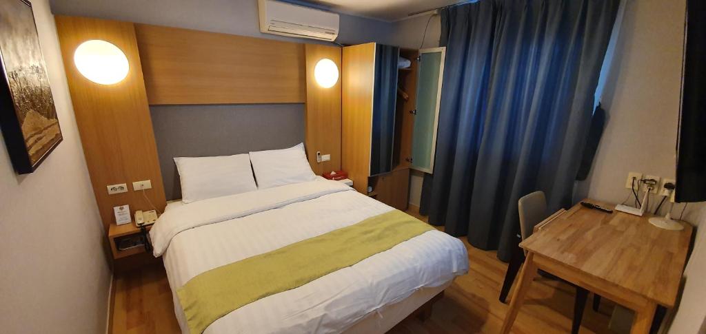 Postel nebo postele na pokoji v ubytování Appletree Hotel Pohang