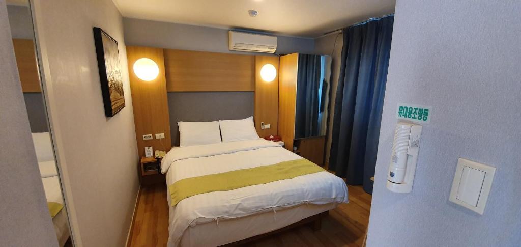 Postel nebo postele na pokoji v ubytování Appletree Hotel Pohang