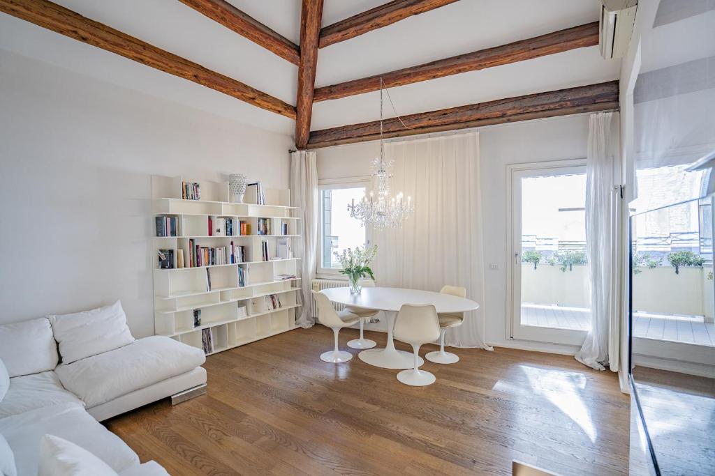 salon z białą kanapą i stołem w obiekcie Colleoni Apartment with 2 Superb Terraces w Wenecji