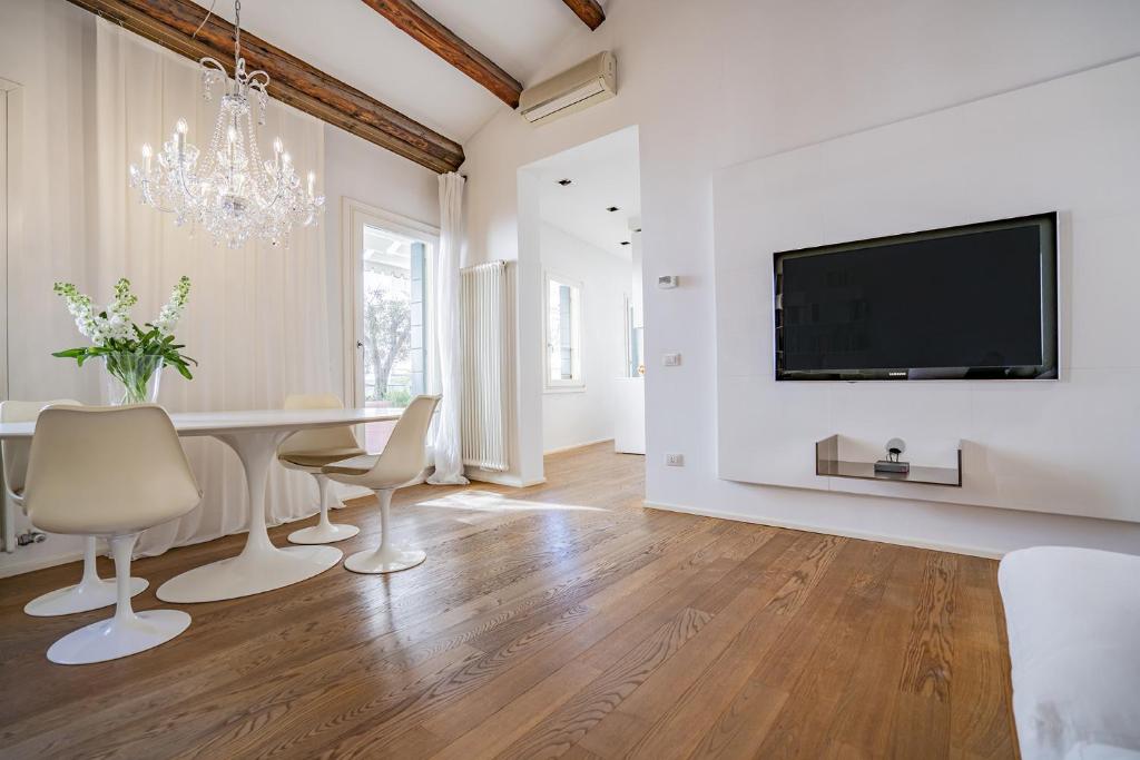 Telewizja i/lub zestaw kina domowego w obiekcie Colleoni Apartment with 2 Superb Terraces