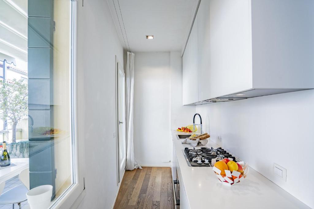 Kuchnia lub aneks kuchenny w obiekcie Colleoni Apartment with 2 Superb Terraces