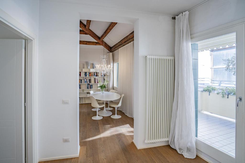 Zdjęcie z galerii obiektu Colleoni Apartment with 2 Superb Terraces w Wenecji
