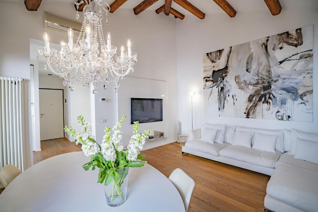 Telewizja i/lub zestaw kina domowego w obiekcie Colleoni Apartment with 2 Superb Terraces