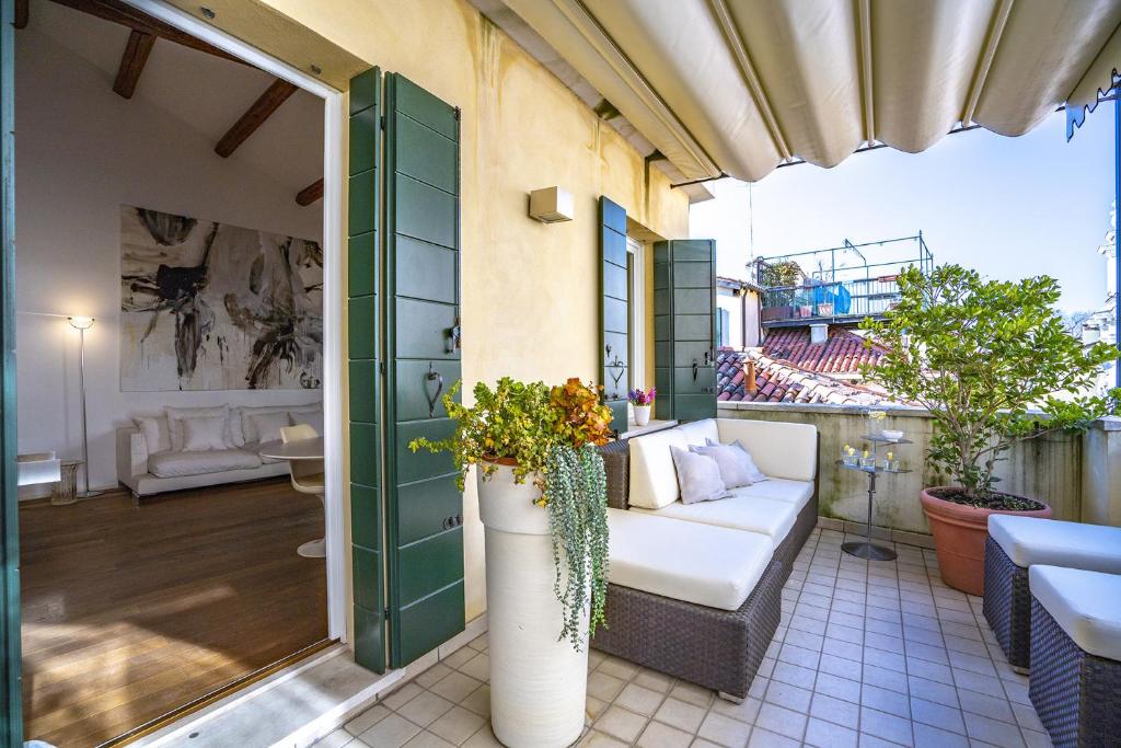 Balkon lub taras w obiekcie Colleoni Apartment with 2 Superb Terraces