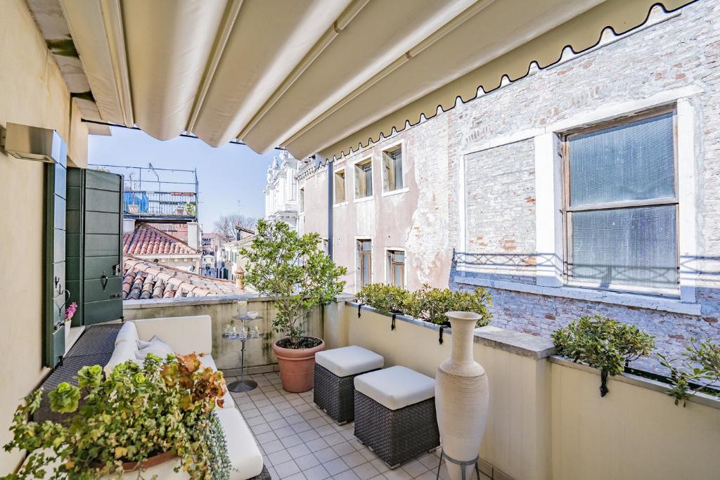 Balkon lub taras w obiekcie Colleoni Apartment with 2 Superb Terraces