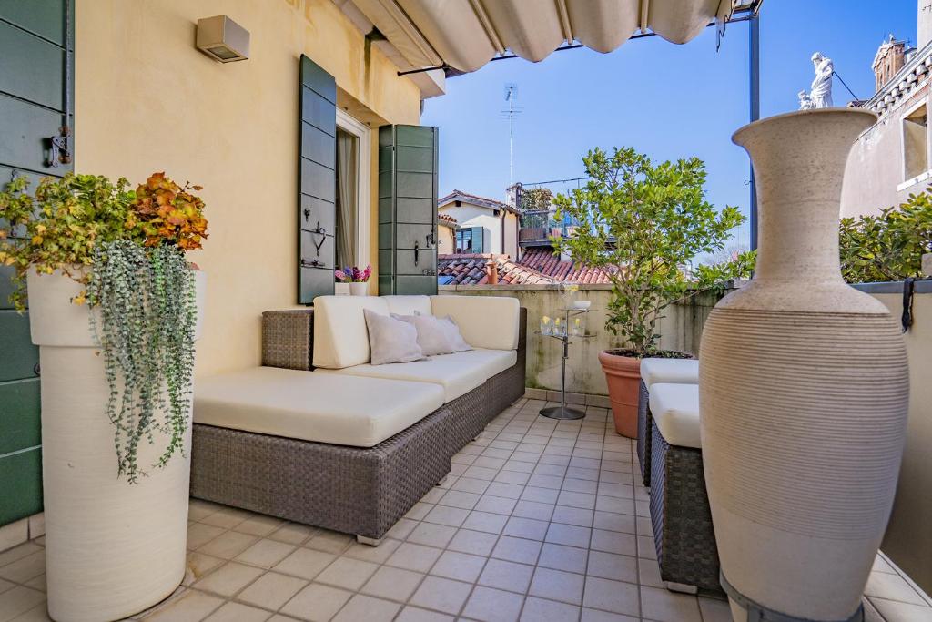 Balkon lub taras w obiekcie Colleoni Apartment with 2 Superb Terraces
