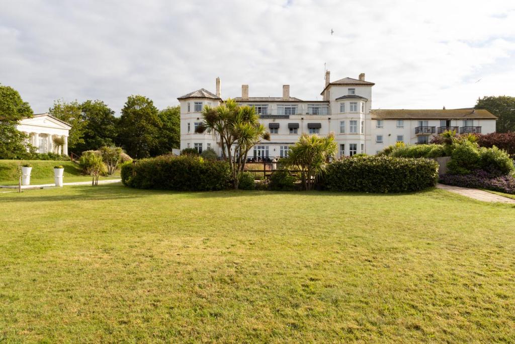 ein großes weißes Haus mit einem großen Hof in der Unterkunft The Imperial Hotel Exmouth in Exmouth