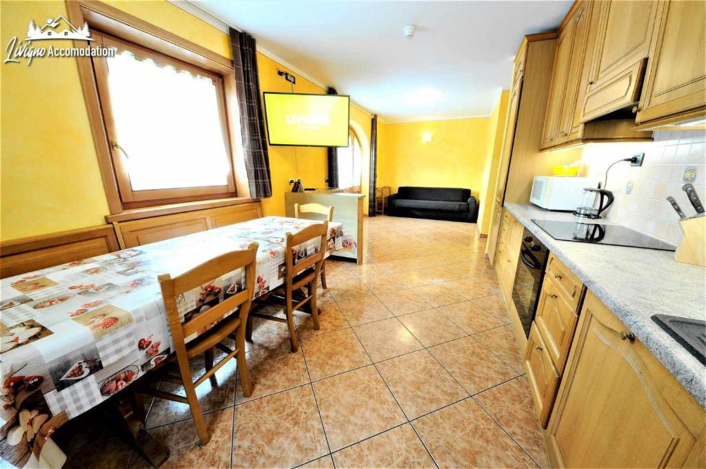 Kuchyňa alebo kuchynka v ubytovaní Alpen Royal by Livigno Accomodation