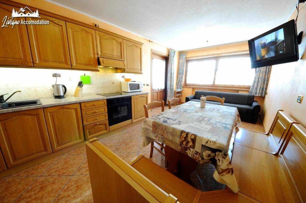 Kuchyňa alebo kuchynka v ubytovaní Alpen Royal by Livigno Accomodation