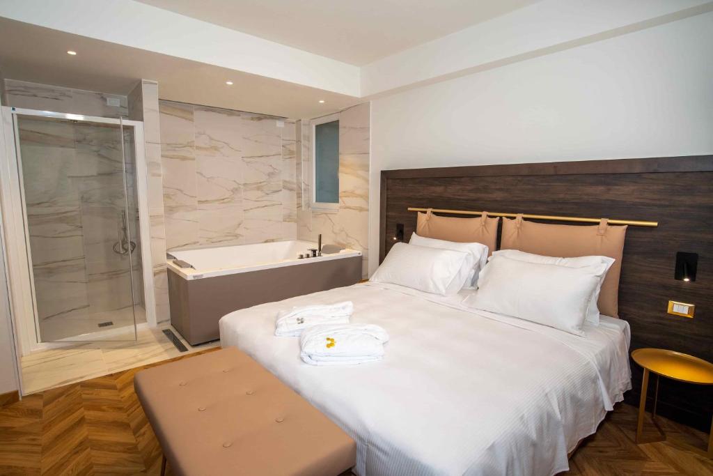 Vuode tai vuoteita majoituspaikassa Jacuzzi Suite Home by Enjoy Garda Hotel