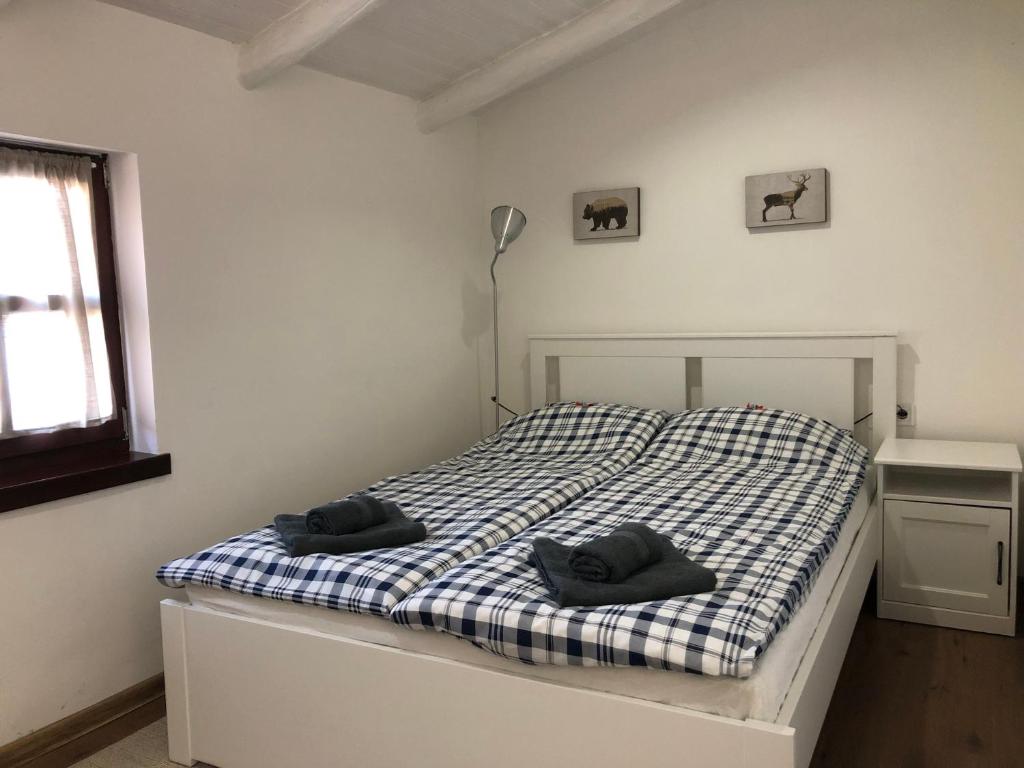 Łóżko lub łóżka w pokoju w obiekcie Mormota Vendégház