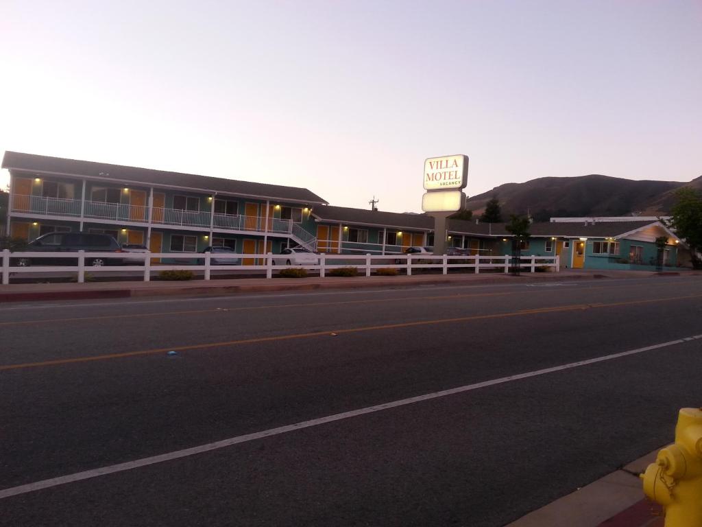 a building with a sign on the side of a road at Villa Motel in San Luis Obispo