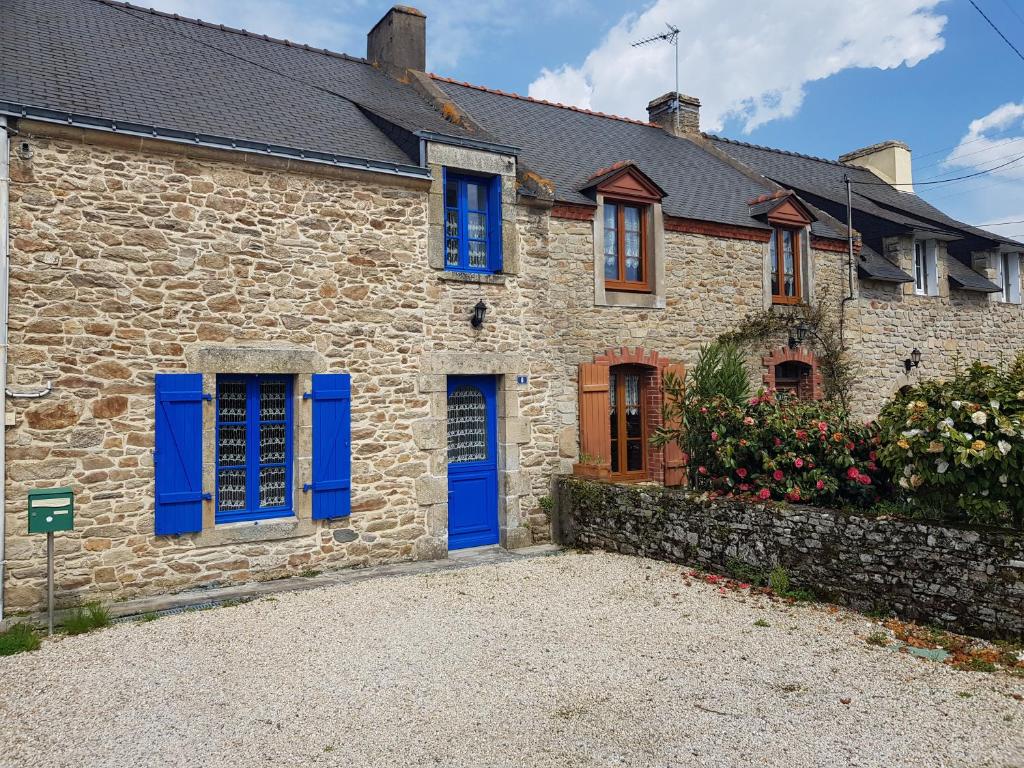 a stone house with blue shutters and a driveway at Maison 4 pièces 6 personnes - LIZ in Sarzeau