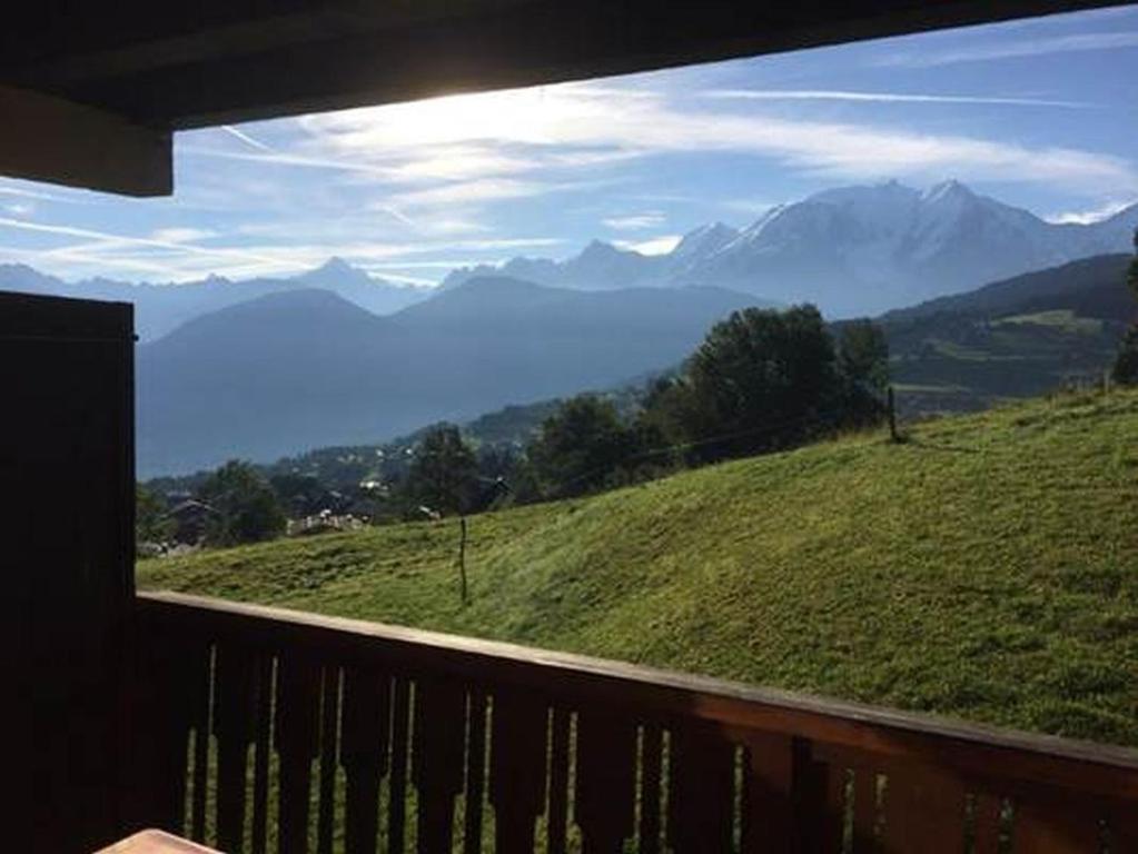un balcon avec vue sur une montagne dans l'établissement Les Hauts de Plommaz, à Combloux