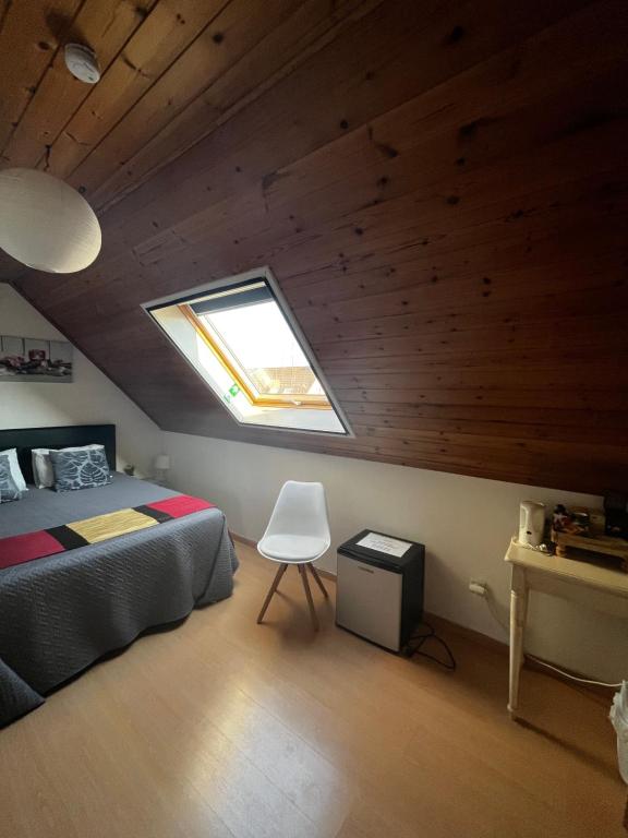 ein Schlafzimmer mit einem Bett und einem Fenster an der Decke in der Unterkunft Khon Thai's House Brugge in Brügge