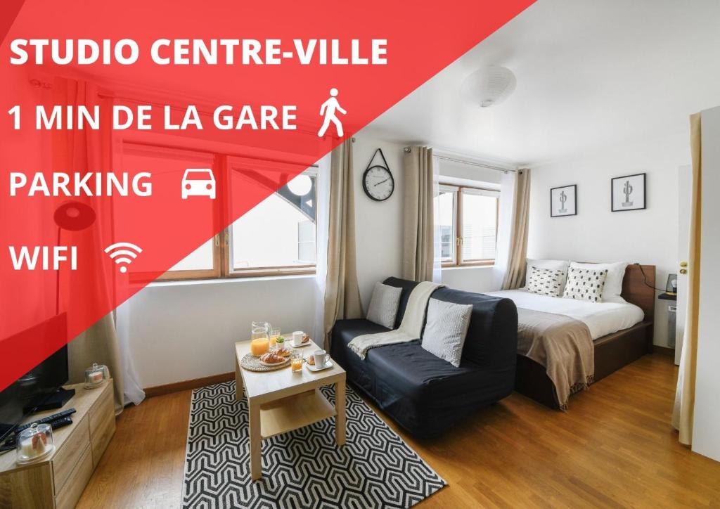 a studio apartment with a bed and a couch at Studio cosy en plein centre-ville d'Antony in Antony