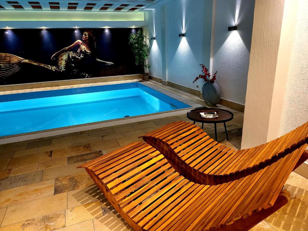 Der Swimmingpool an oder in der Nähe von Arthotel ANA Gold