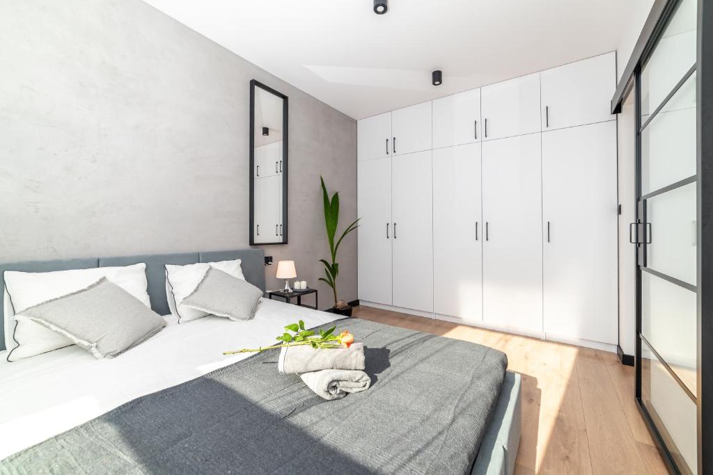 um quarto com uma cama grande e armários brancos em Apartament Nakielska 46a lux 40m2 em Bydgoszcz