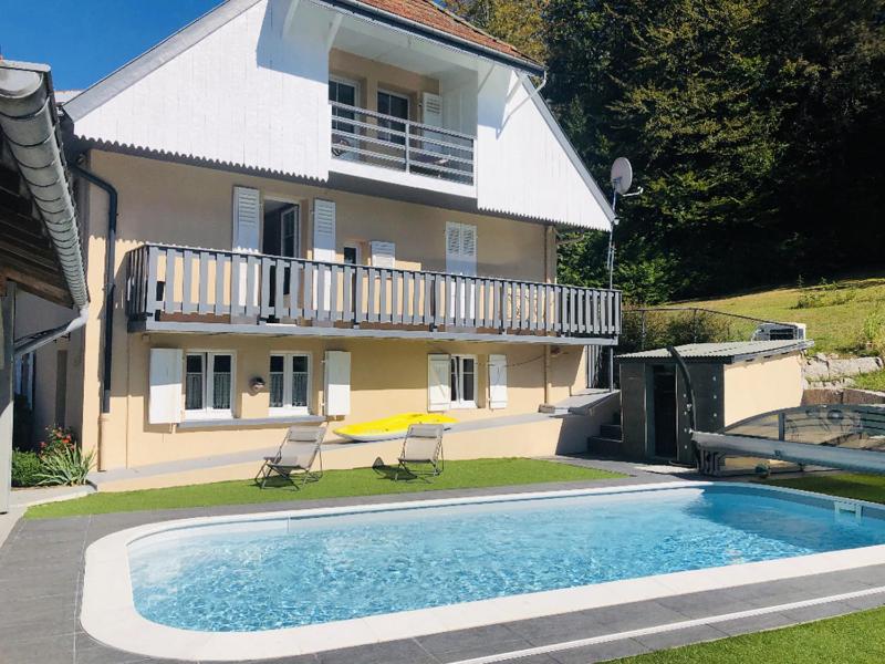 Bazén v ubytování AUX 2 LACS chambres d'hôtes nebo v jeho okolí