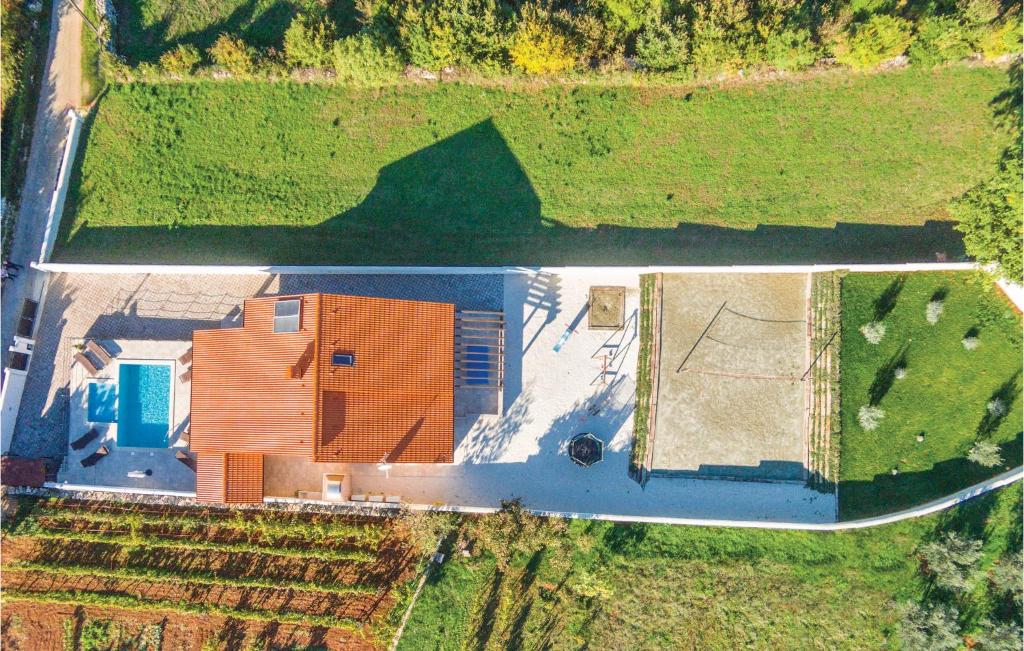 widok na budynek w polu w obiekcie Holiday Home Marcana 57 w mieście Marčana